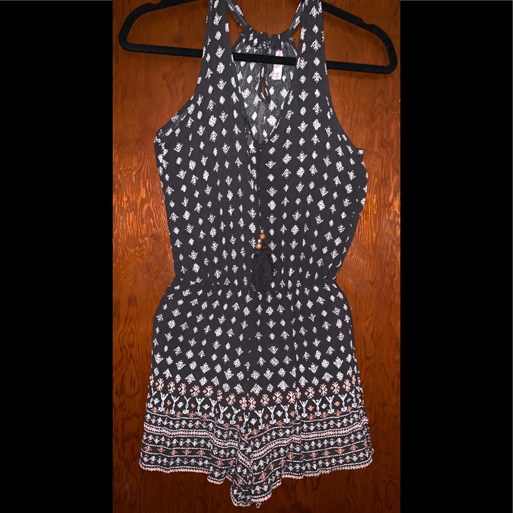 Cute grey romper with white/peach tribal print